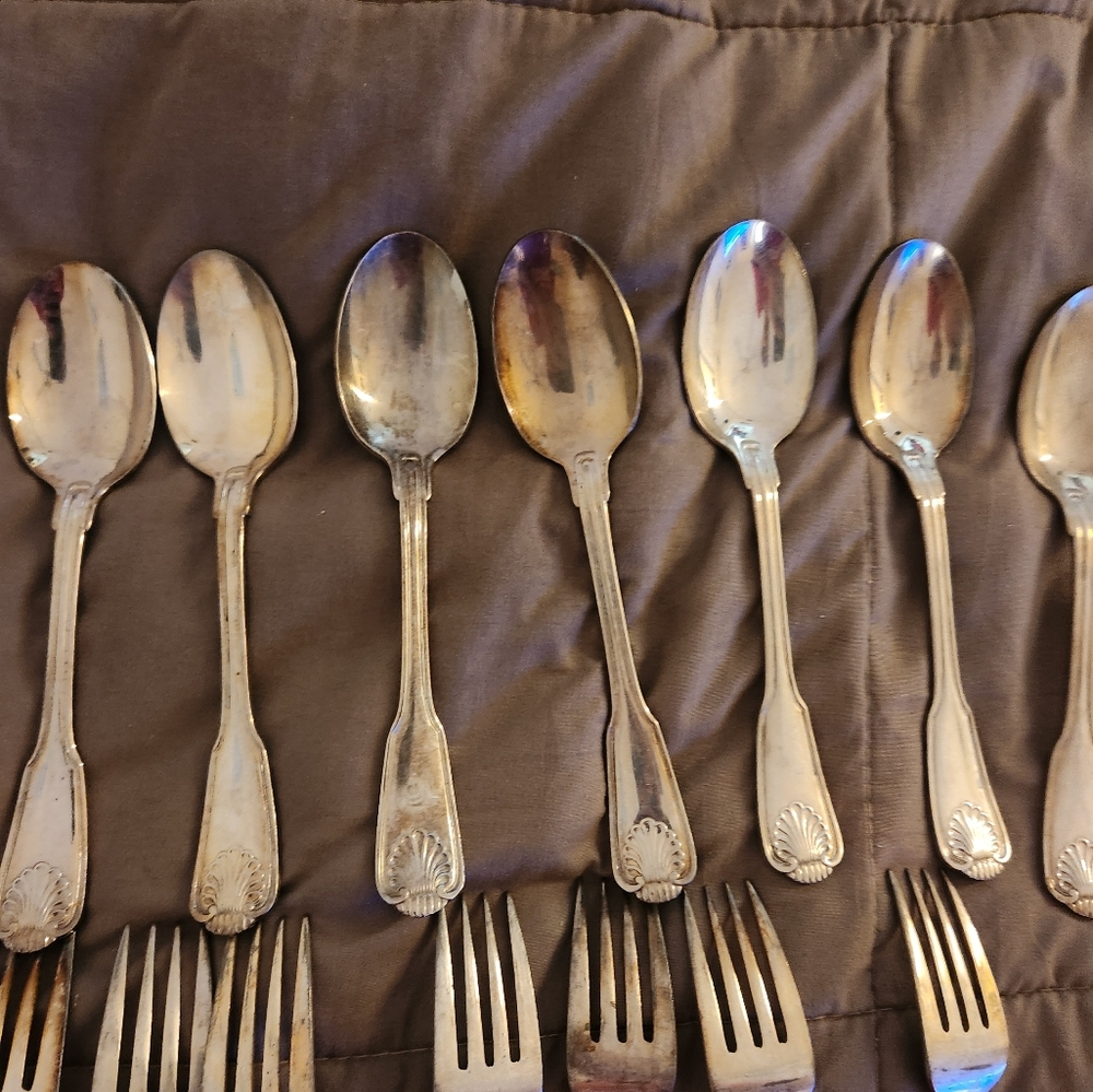 Antique 43 piece International E.P Korea shell pattern silverware set. - Picture 6 of 16